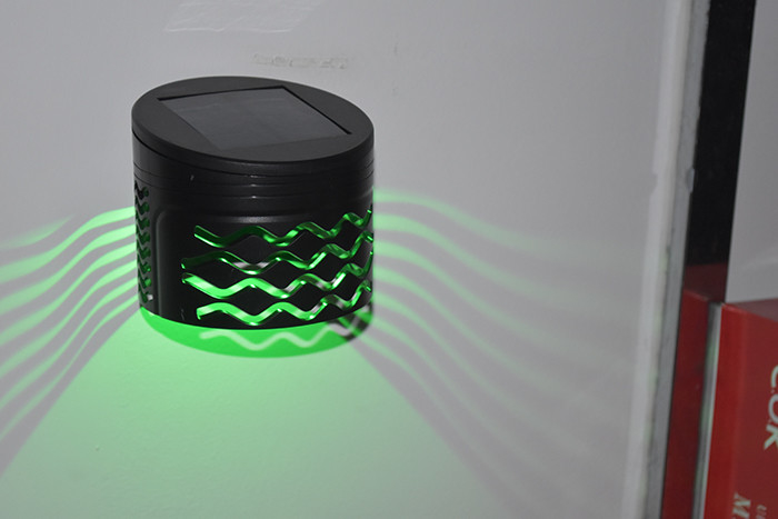 چراغ حصار دیواری خورشیدی در فضای باز RGB 250 میلی آمپری برق تزئینی باغ