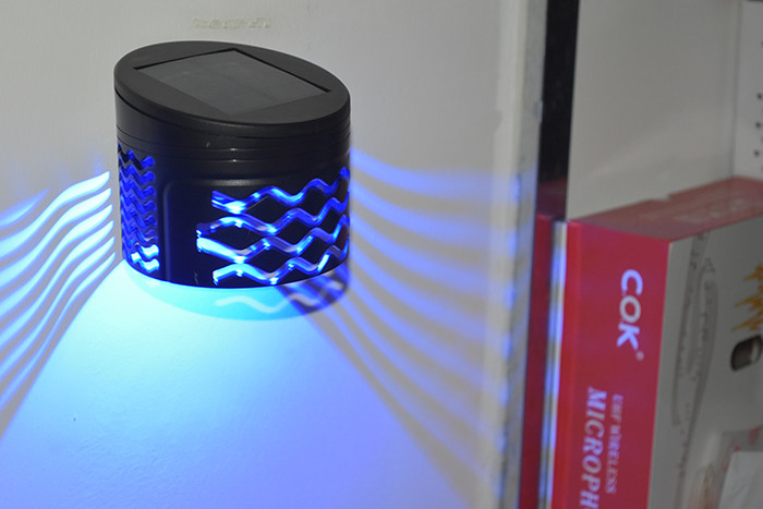 چراغ حصار دیواری خورشیدی در فضای باز RGB 250 میلی آمپری برق تزئینی باغ