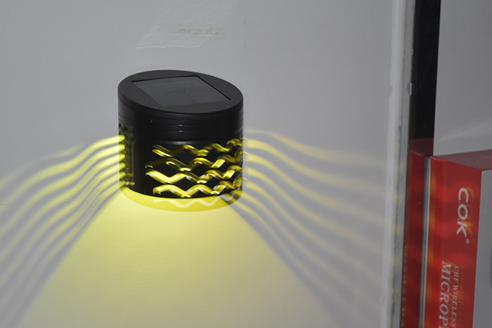 چراغ حصار دیواری خورشیدی در فضای باز RGB 250 میلی آمپری برق تزئینی باغ