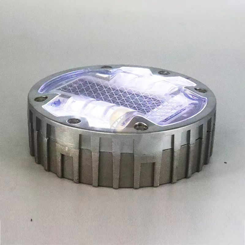 143 اندازه IP68 ضد آب جامد خورشیدی گل میخ آلومینیوم ریخته گری 1200mah برای فضای باز