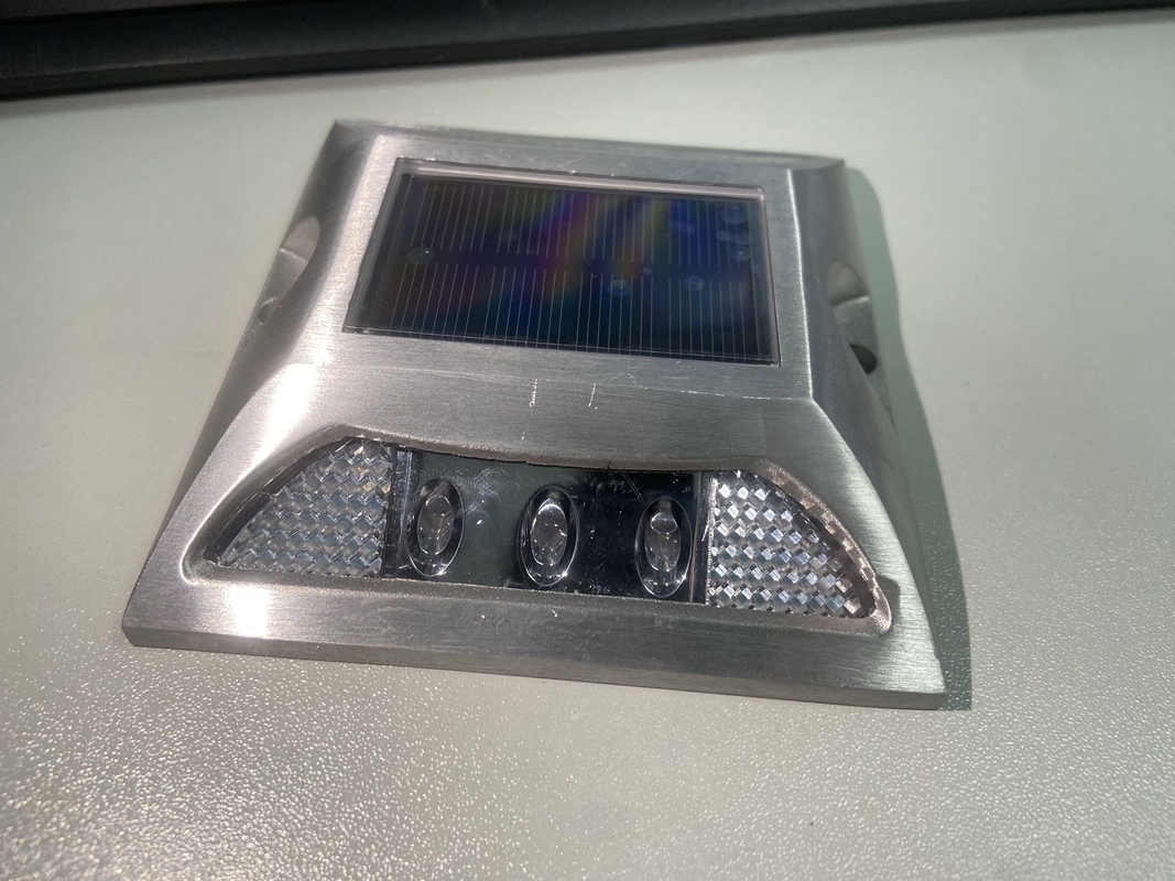 استودی های جاده ای خورشیدی آلومینیوم آلیاژ PC با سطح ضد آب IP68 و منبع نور LED