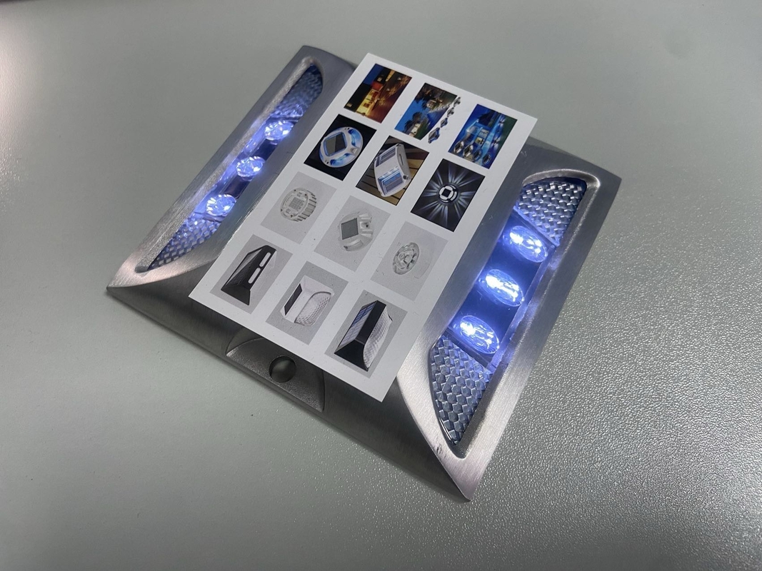 استودی های جاده ای خورشیدی آلومینیوم آلیاژ PC با سطح ضد آب IP68 و منبع نور LED