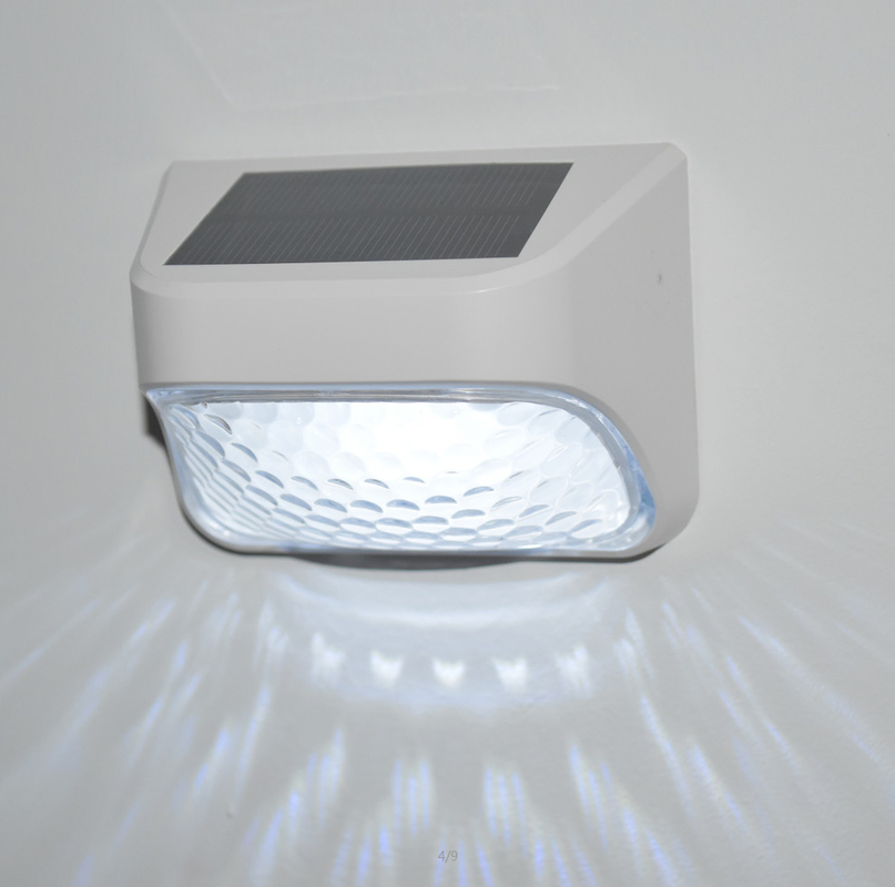 RGB گرم سفید شمسی نوری حصار IP65 سطح ضد آب سیلیکون تک کریستال 15 ساعت زمان کار