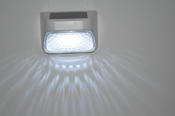 100g شمسی حصار نور سیاه ABS PMMA گرم سفید RGB 20Lumens ضد آب IP65 4.5 ساعت شارژ
