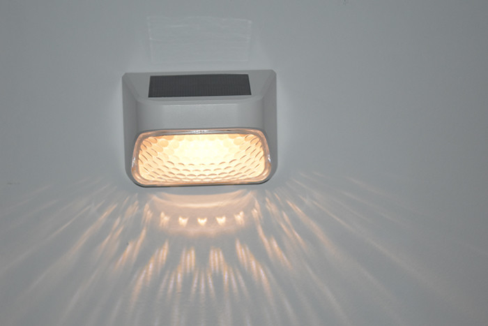100g شمسی حصار نور سیاه ABS PMMA گرم سفید RGB 20Lumens ضد آب IP65 4.5 ساعت شارژ