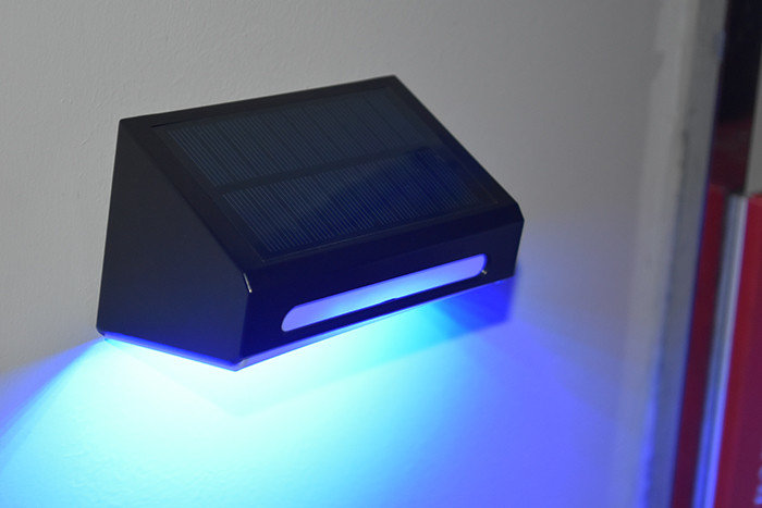 روشن گرم سفید RGB بیرونی نور دیواری خورشیدی باتری لیتیوم Ternary IP65 ضد آب