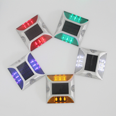 چراغ های گل میخ خورشیدی راهدار IP67 RGB به طور مداوم برای فضای باز روشن است
